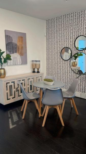 Sleek Downtown Houston Condo - Self Check-in & Private Parking